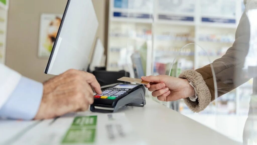 Pacjentka-placi-karta-w-aptece-za-kupione-leki_1745594493