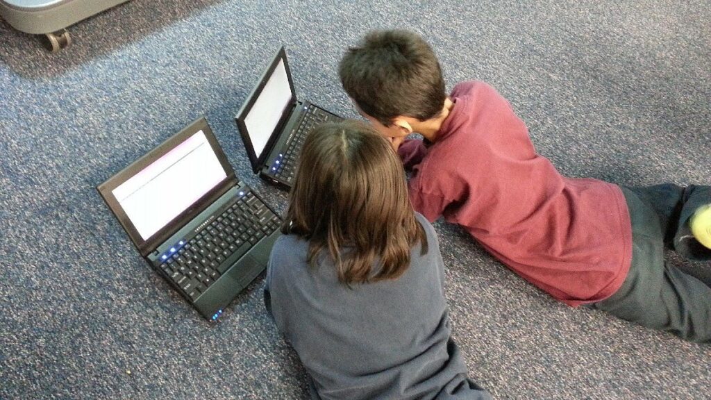 laptop-dla-ucznia-dziecka-rok-szkolny-2025-ranking-ofert_1745700754