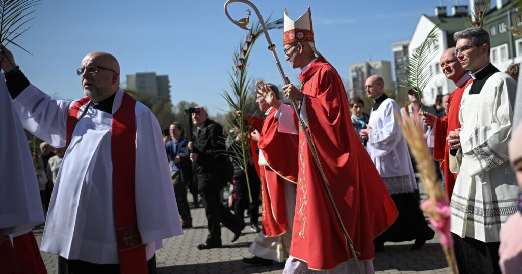 metropolita-warszawski-abp-adrian-galbas-przed-parafia-wniebowstapienia-panskiego-na-stolecznym-ursy