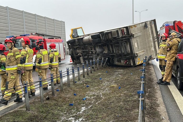 z30497164AMP,Przewrocona-ciezarowka-z-kiszonkami-na-trasie-S2