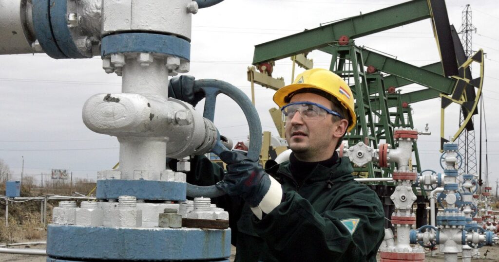 Ceny_ropy_spadaj_po_decyzji_OPEC_i_Trumpa_1746426615