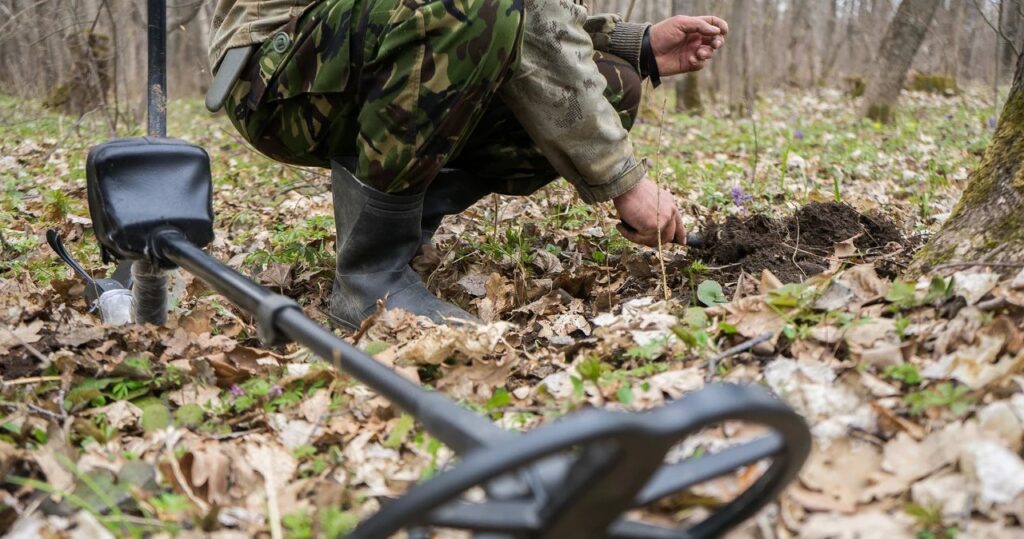 Niecodzienny_skarb_w_Polsce_trybularz_zakopany_w_lesie_1746812085