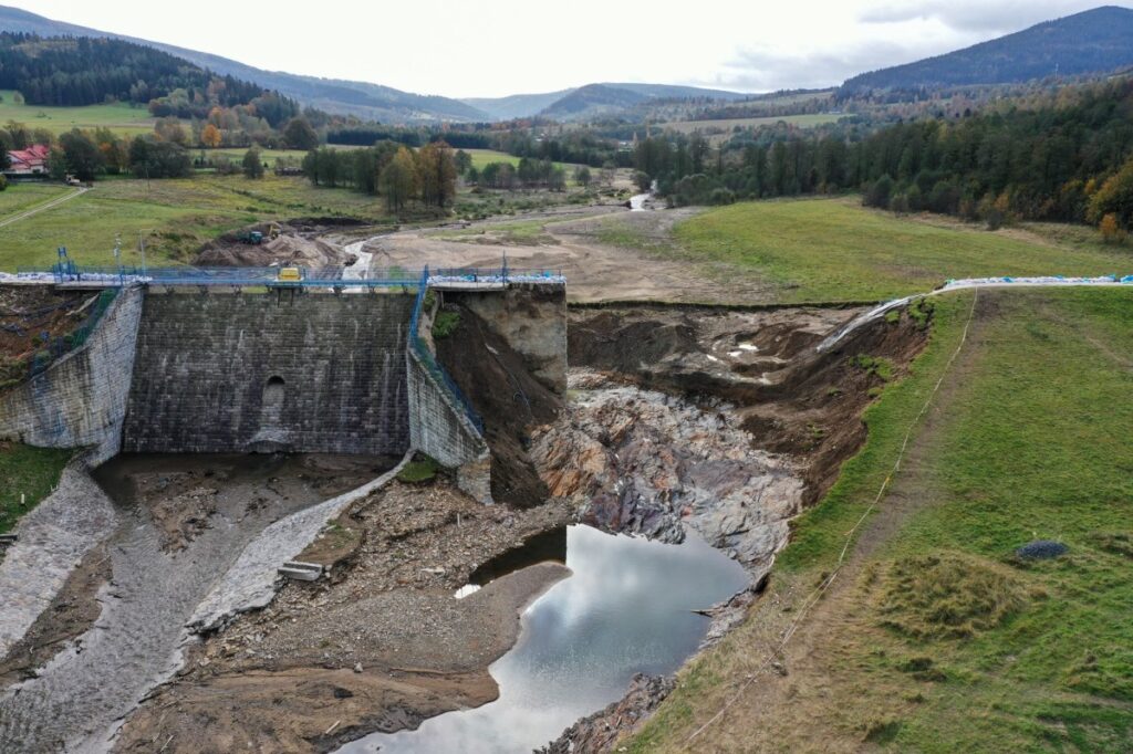 Gigantyczna_inwestycja_w_Stroniu_Śląskim_chroni_pr