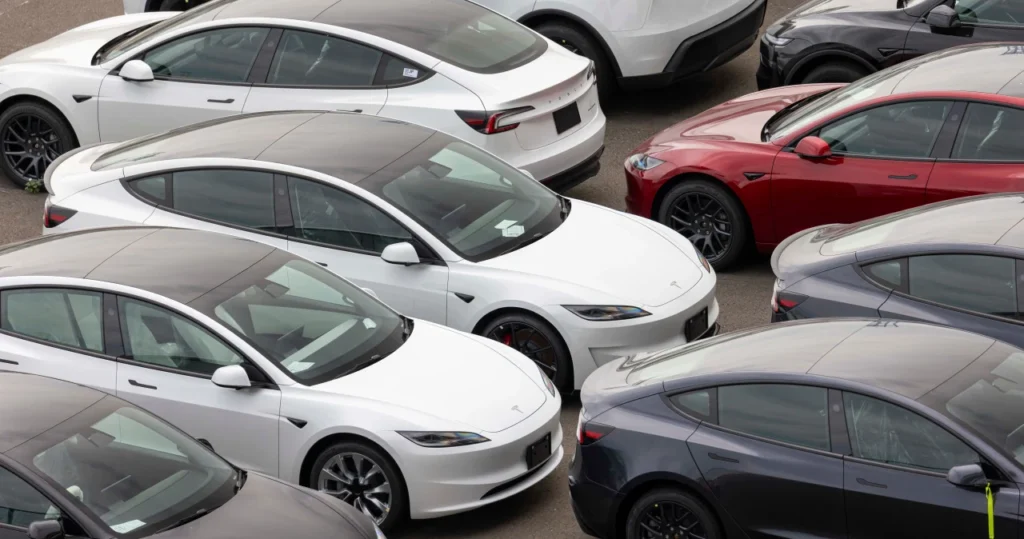 NHTSA_bada_Tesle_z_Full_Self_Driving_za_łamanie_pr