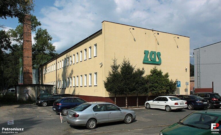 1024px-Wolsztyn,_Zakład_Ubezpieczeń_Społecznych_-_fotopolska.eu_(236828)