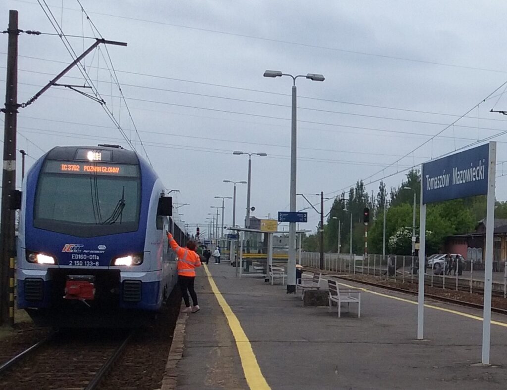 Tomaszów_Mazowiecki_w_województwie_łódzkim,_PL,_EU,_CC0_InterCity_do_Poznania_na_tomaszowskiej_stacji._CC0