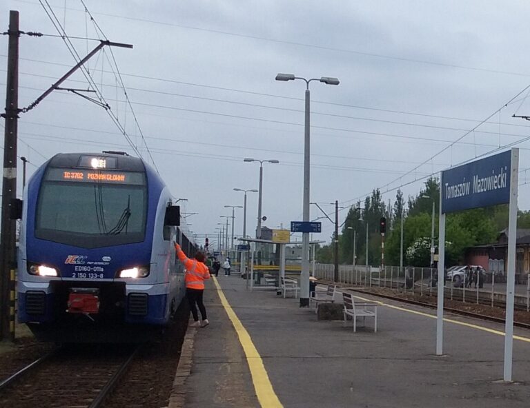 Tomaszów_Mazowiecki_w_województwie_łódzkim,_PL,_EU,_CC0_InterCity_do_Poznania_na_tomaszowskiej_stacji._CC0