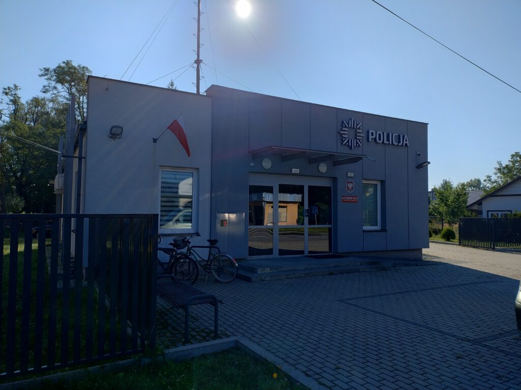 Policjant z Tolkmicka nagrał wideo o warunkach na posterunku. "Syf, podłogi uje****" - burza w sieci