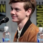 Thomas Brodie-Sangster powraca w drugiej serii "Spryciarza" na Disney+. Wszystkie 10 odcinków już dostępne