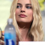 Nowe "Wichrowe wzgórza" z Margot Robbie rozczarowują. "Śmieszność zamiast namiętności"