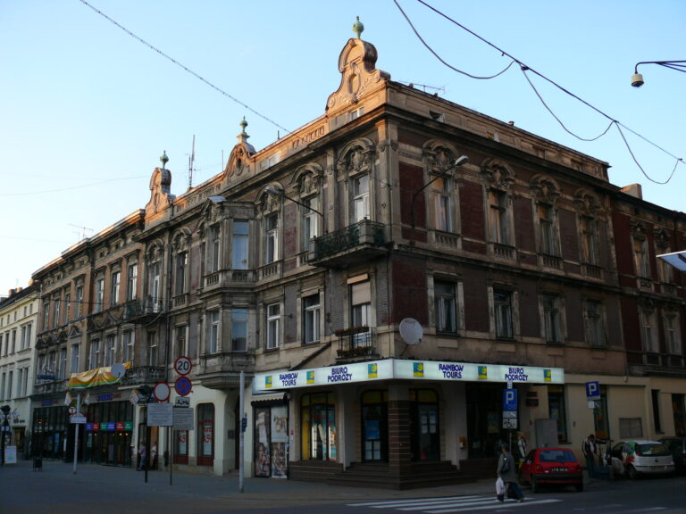 Rainbow Tours otworzył setny salon. Łódzka firma stawia na galerie handlowe