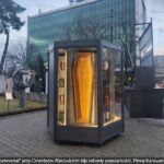 Krakowski "trumnomat" przy Cmentarzu Rakowickim bije rekordy popularności. Firma Karawan wywołała burzę