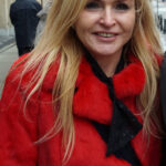 Monika Olejnik w płaszczu "Soft Greige Coat" – nowy trend 2026 zamiast czarnego klasyka