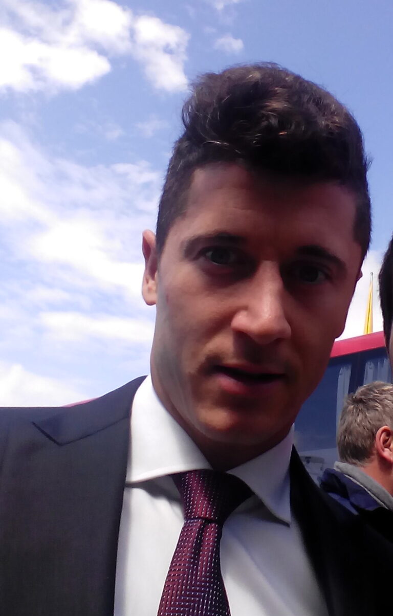 Lewandowski w masce ochronnej zagra przeciwko Athletic Bilbao. Flick nie ma wątpliwości