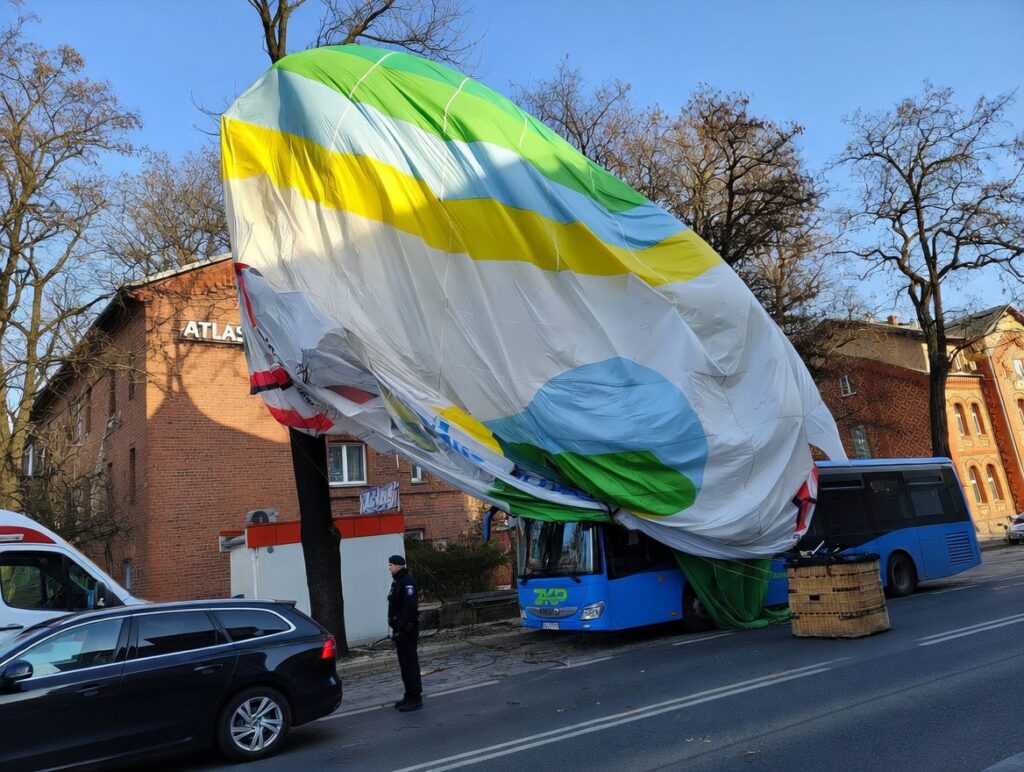 Tragedia w Zielonej Górze. Balon Aeroklubu Ziemi Lubuskiej uderzył w budynek, nie żyje kobieta